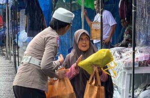 Hujan Tak Surutkan Kepedulian, Ditlantas Polda Maluku Bagikan 200 Paket Takjil di Ambon