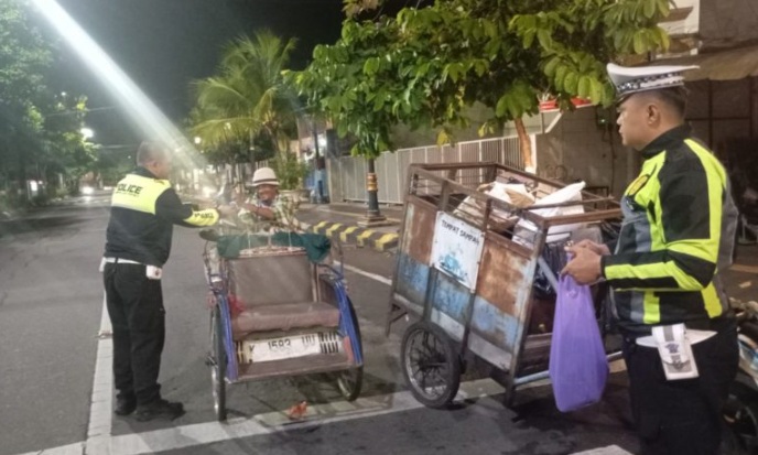 Sahur on The Road, Satlantas Polres Madiun Bagikan Nasi Kotak