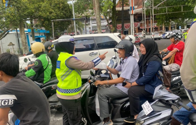Tak Sekadar Atur Jalan, Satlantas Ternate Bagikan Takjil hingga Imbau Keselamatan