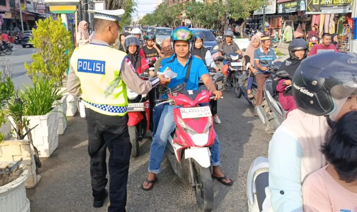 Tebar Kebaikan di Bulan Ramadan, Satlantas Polres Aceh Barat Bagi-Bagi Takjil ke Pengendara