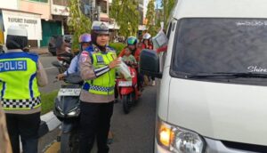 Wujud Kepedulian di Bulan Ramadan, Satlantas Polres Aceh Barat Bagikan Takjil kepada Pengguna Jalan
