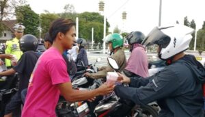 Satlantas Polres Lumajang Gandeng Komunitas Motor Bagikan Takjil di Kawasan Alun-Alun