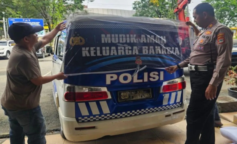 Satlantas Polresta Banjarmasin Pasang Stiker “Mudik Aman Keluarga Bahagia” di Mobil Patroli